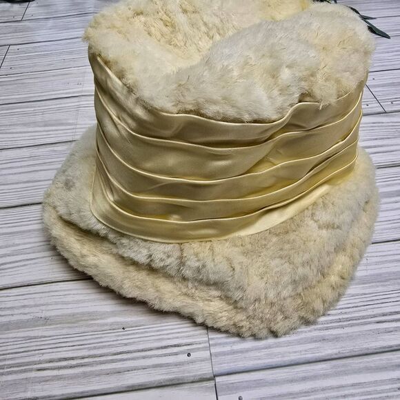 Vintage White Cream Fur Pillbox Hat with Satin Ribbon 1960's Union Made - Picture 1 of 10